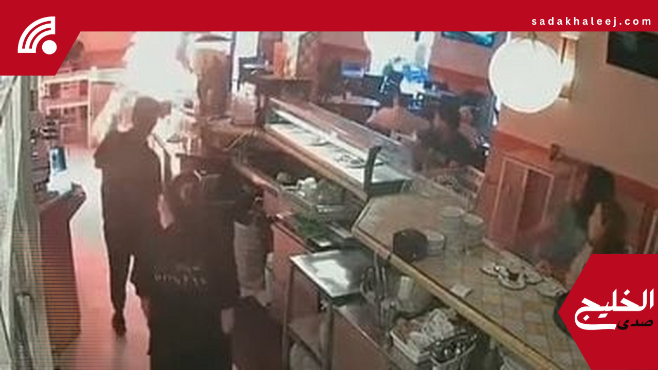 غضب المايونيز.. شاهد إسبانيًا يشعل النار بمقهى لسبب لا يصدق